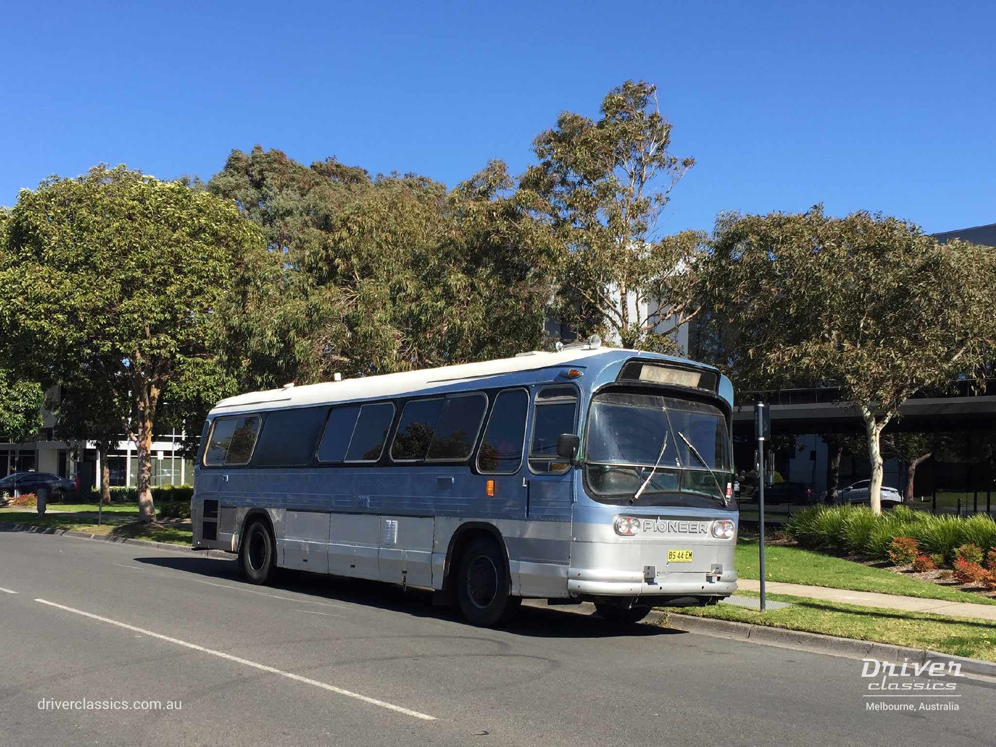 Ansair Scenicruiser bus, GMC 1967 version, front and side, on Ricketts Rd, August 2018