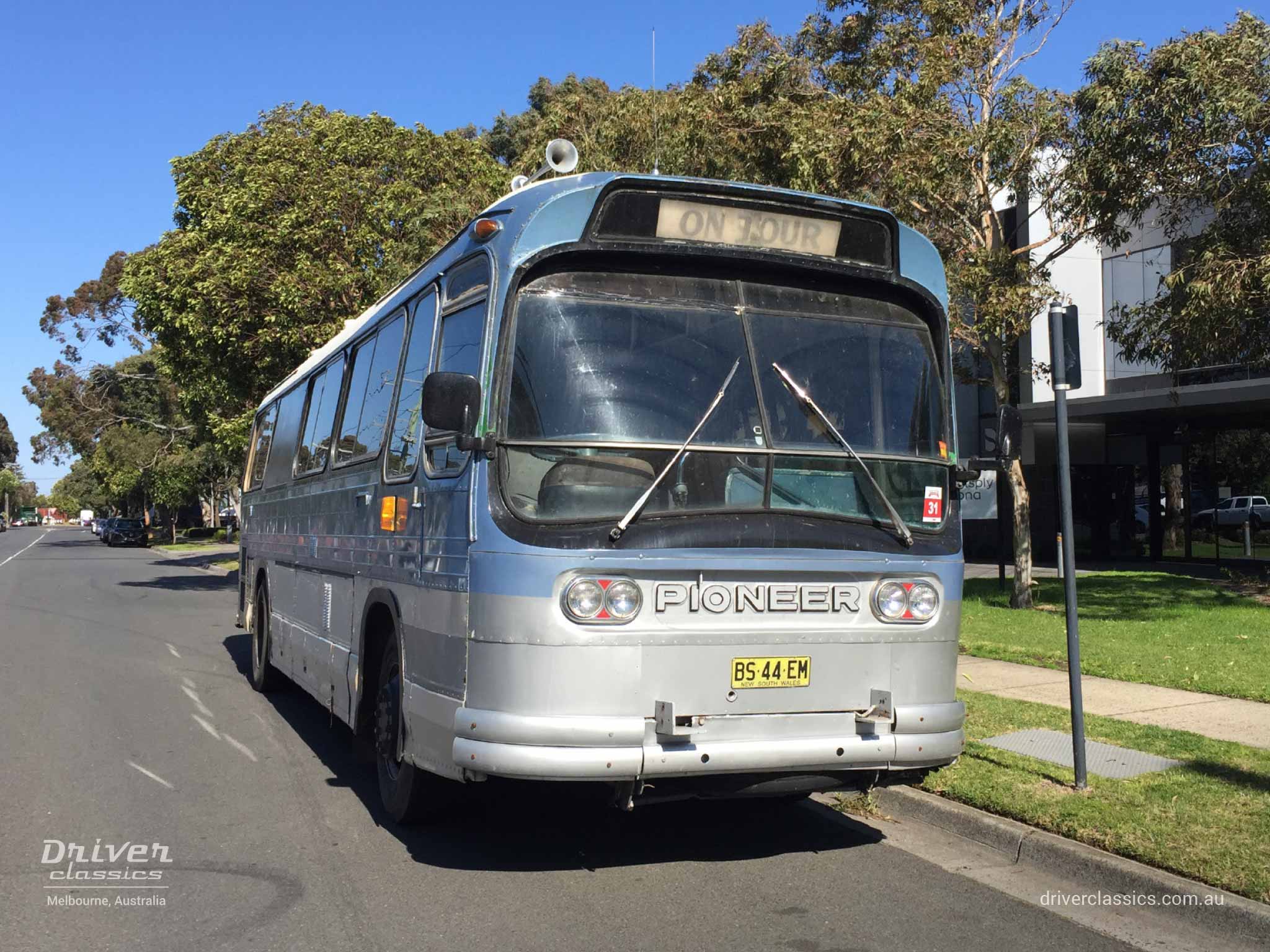 Ansair Scenicruiser bus, GMC 1967 version, front and side, on Ricketts Rd, August 2018